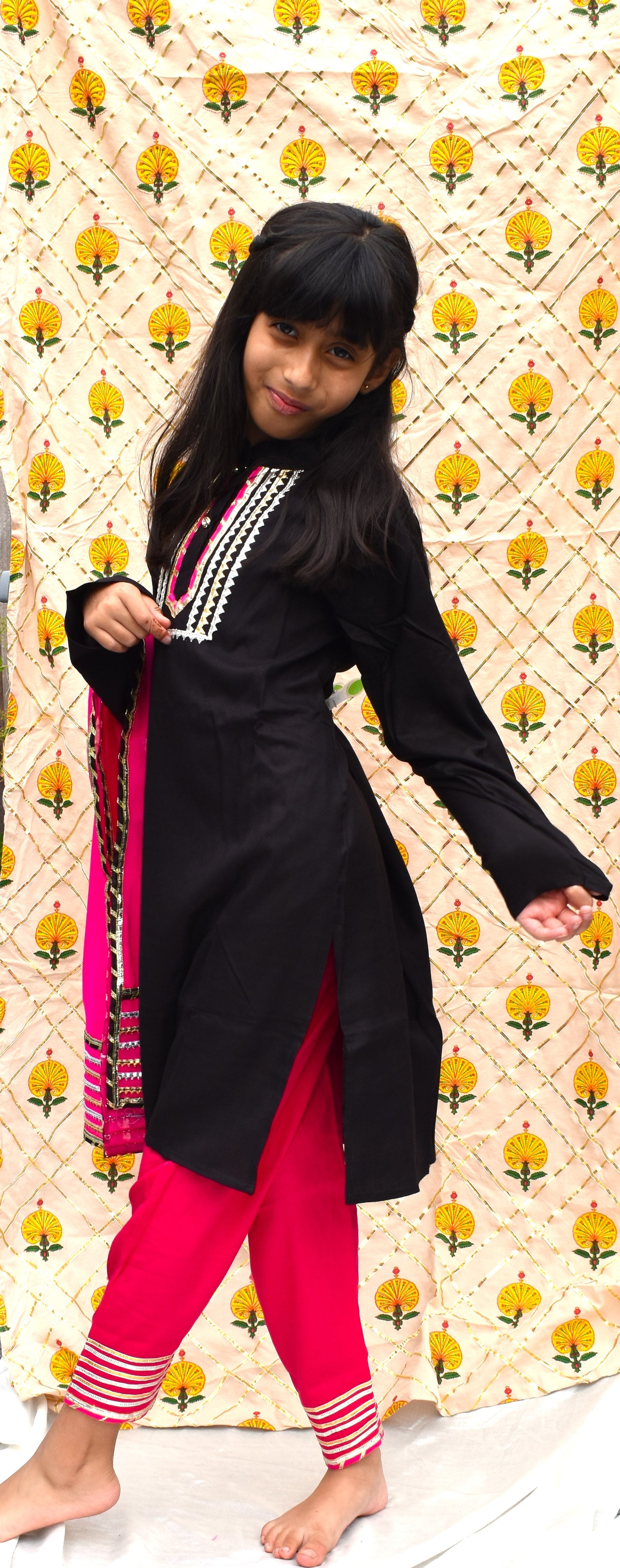 Ira Śyāmah : Black kurta with pink pants and dupatta for girls