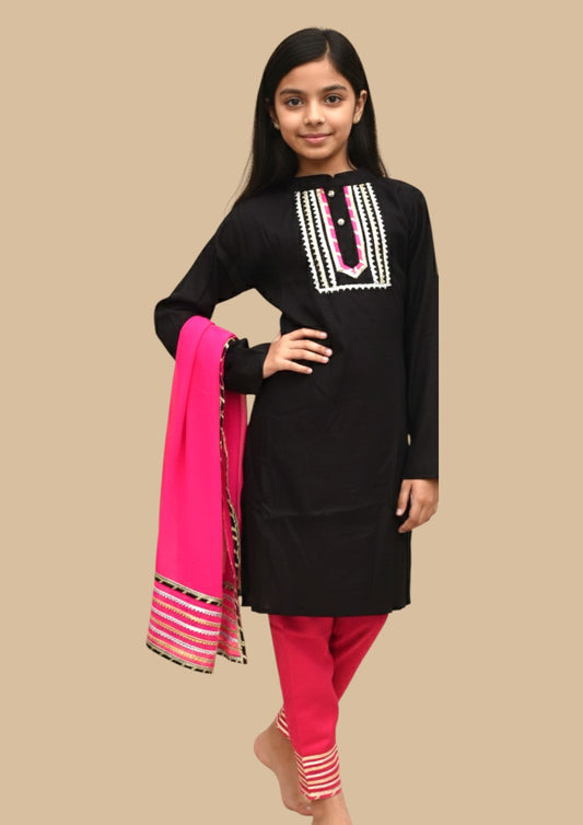 Ira Śyāmah : Black kurta with pink pants and dupatta for girls